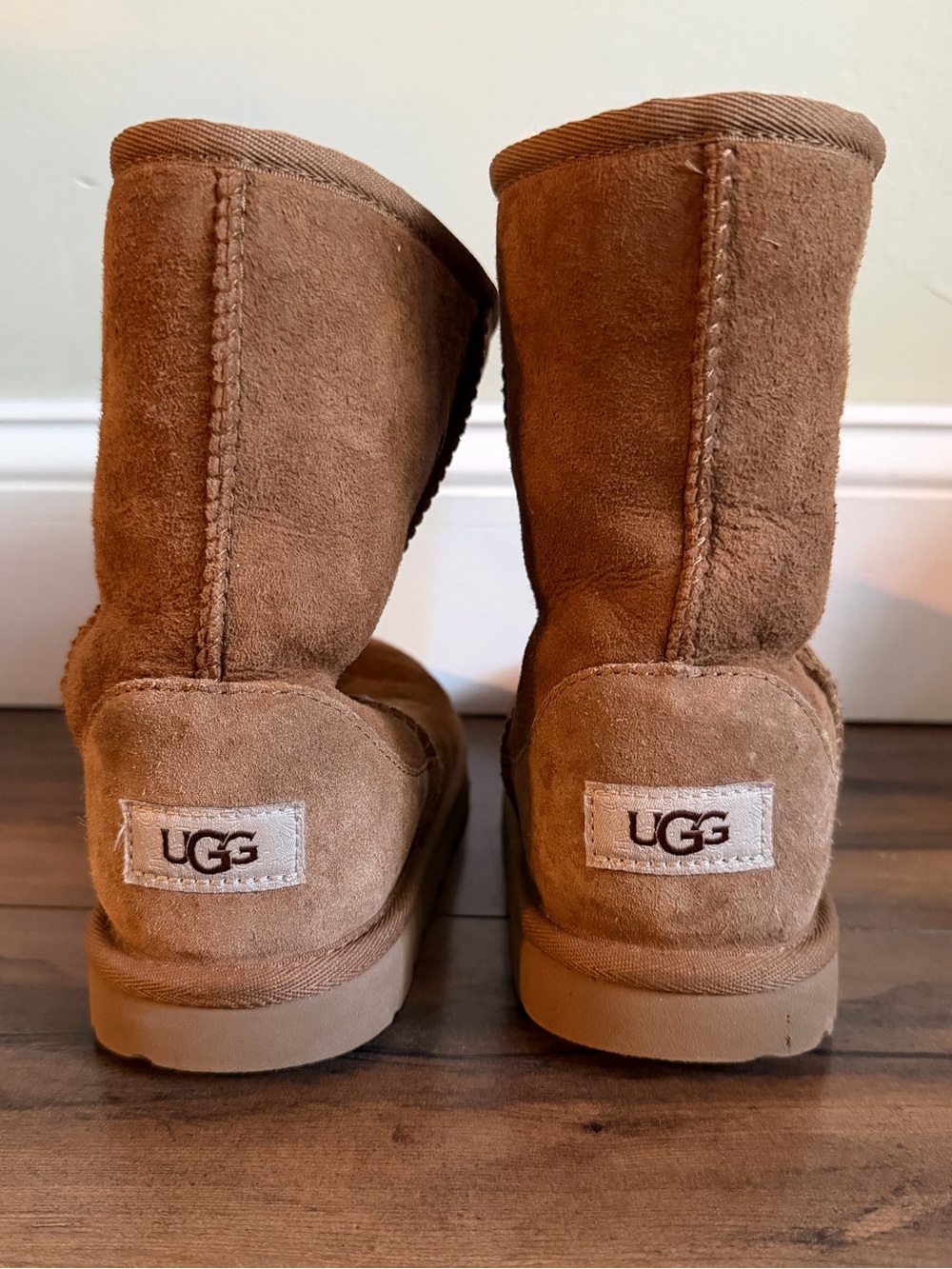 UGG | UGG Classic Short Chestnut Sheepskin Boots | Big Kids Size 4 / EU 36 - Picture 10 of 12